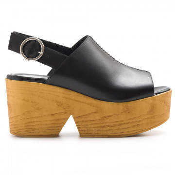 Sandalo nero con zeppa in legno