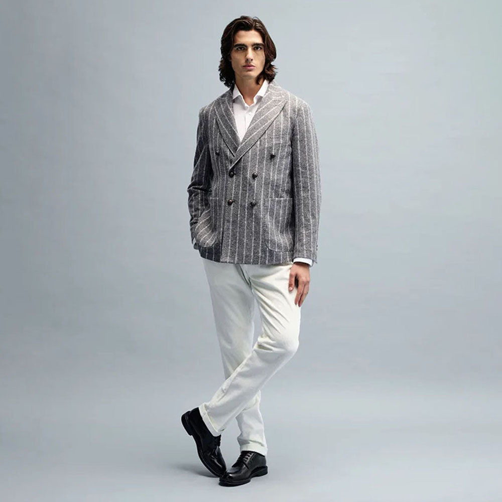 Scarpe stringate classiche da uomo indossate con abito
