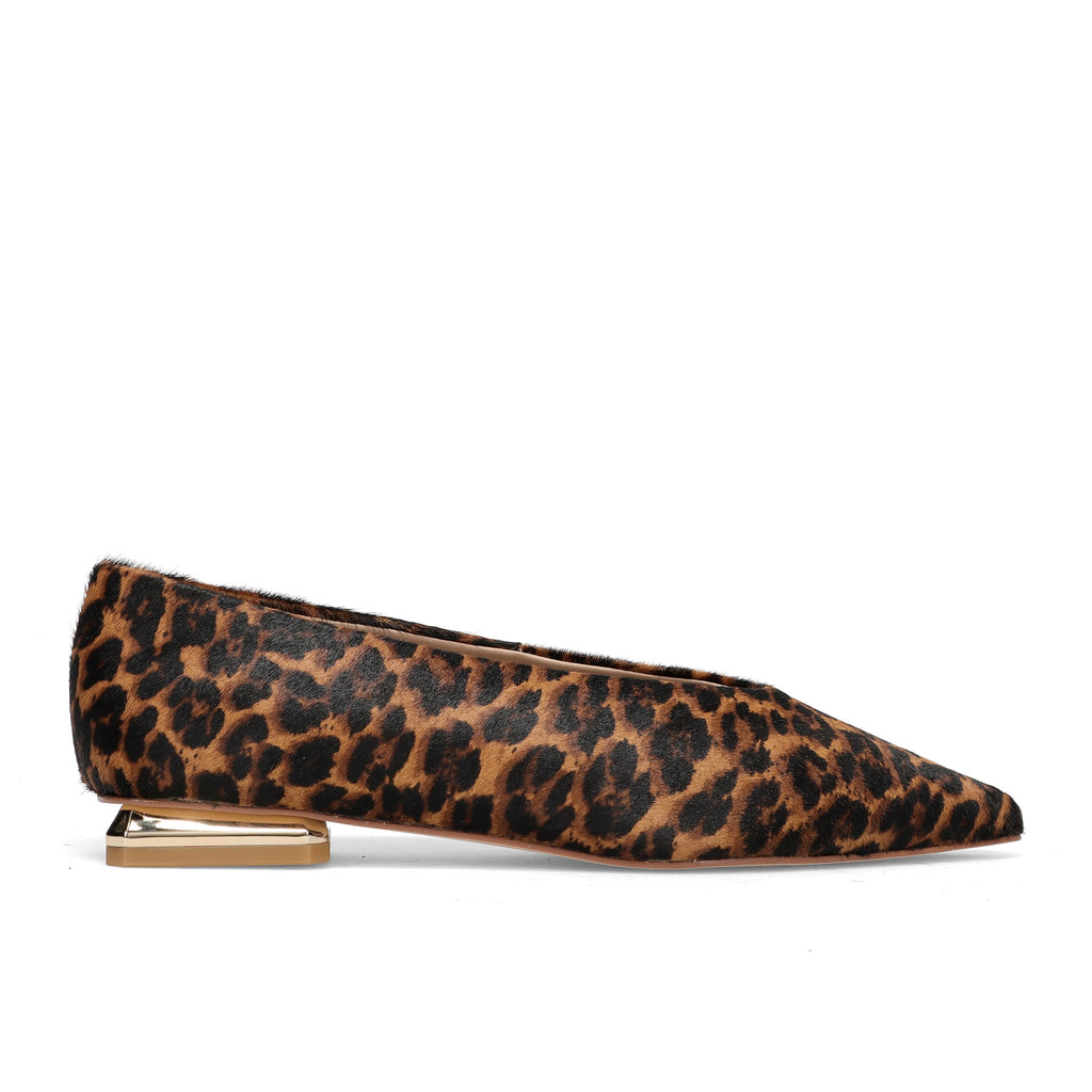 Alma en Pena: Scarpa a punta da donna in cavallino leopardato con tacco basso oro