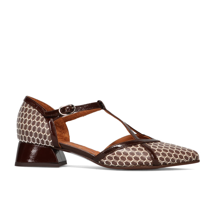 CHIE MIHARA: Scarpa Mary Jane Hidrow in pelle marrone con stampa geometrica avorio e tacco basso
