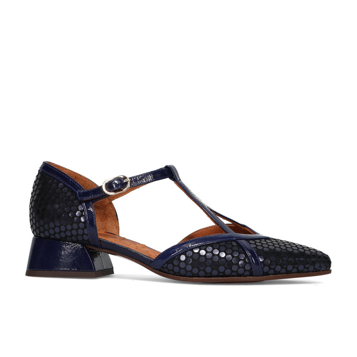 CHIE MIHARA: Scarpa Mary Jane Hidrow in camoscio e vernice blu marino con tacco basso