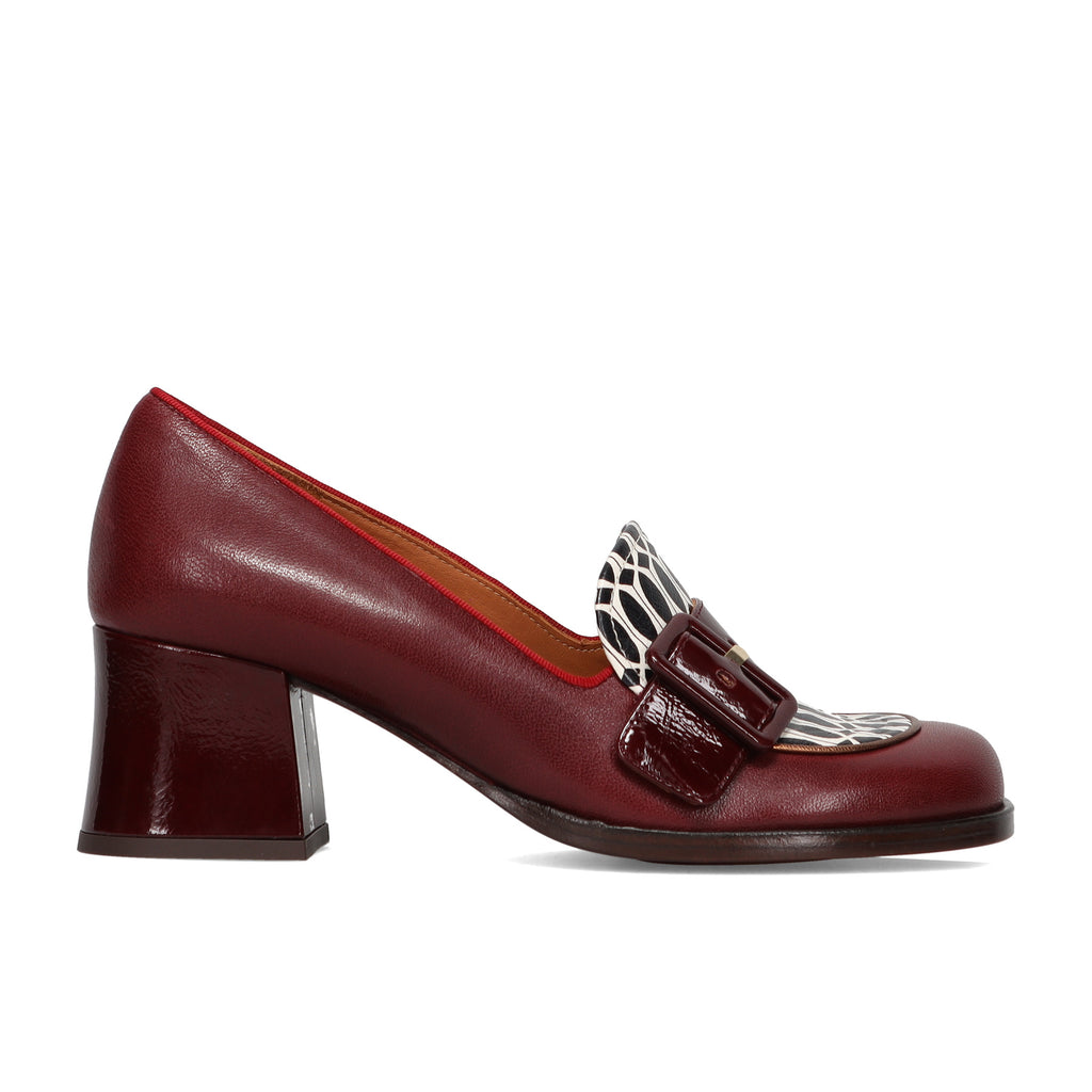 CHIE MIHARA: Mocassino Teisin in pelle bordeaux con inserti in stampa geometrica bianco e nero e tacco medio