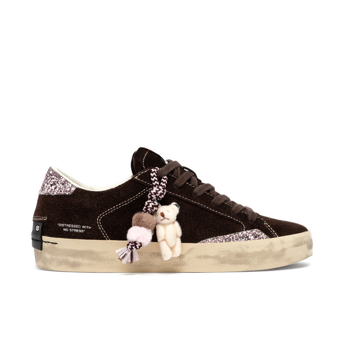 Crime London: Sneaker da donna Distressed in camoscio marrone scuro e glitter rosa con charm orsetto