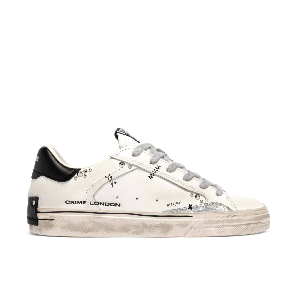 Crime London: Sneakers da donna Deconstructed in pelle bianca e nera con disegni e borchie