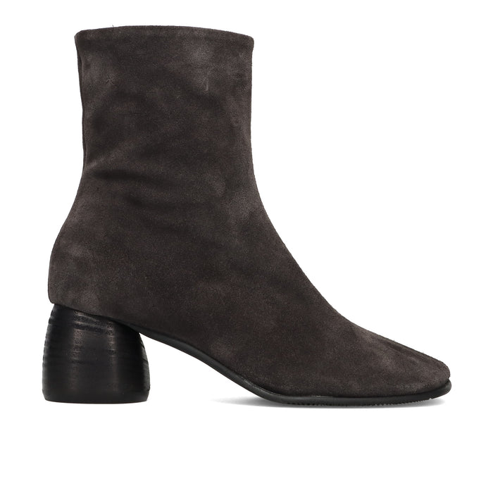 History541: Stivaletto da donna in camoscio grigio con tacco cilindrico e punta larga