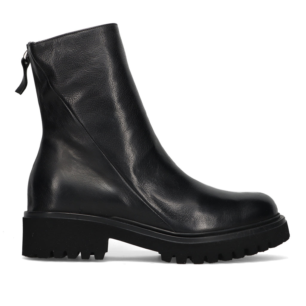 History541: Stivaletto da donna in morbida pelle nera con zip diagonale e suola dentellata