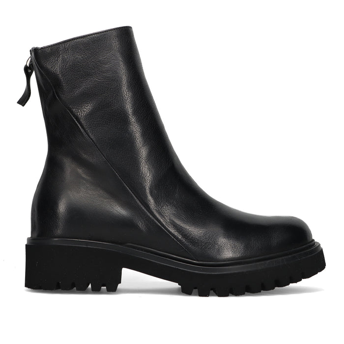 History541: Stivaletto da donna in morbida pelle nera con zip diagonale e suola dentellata