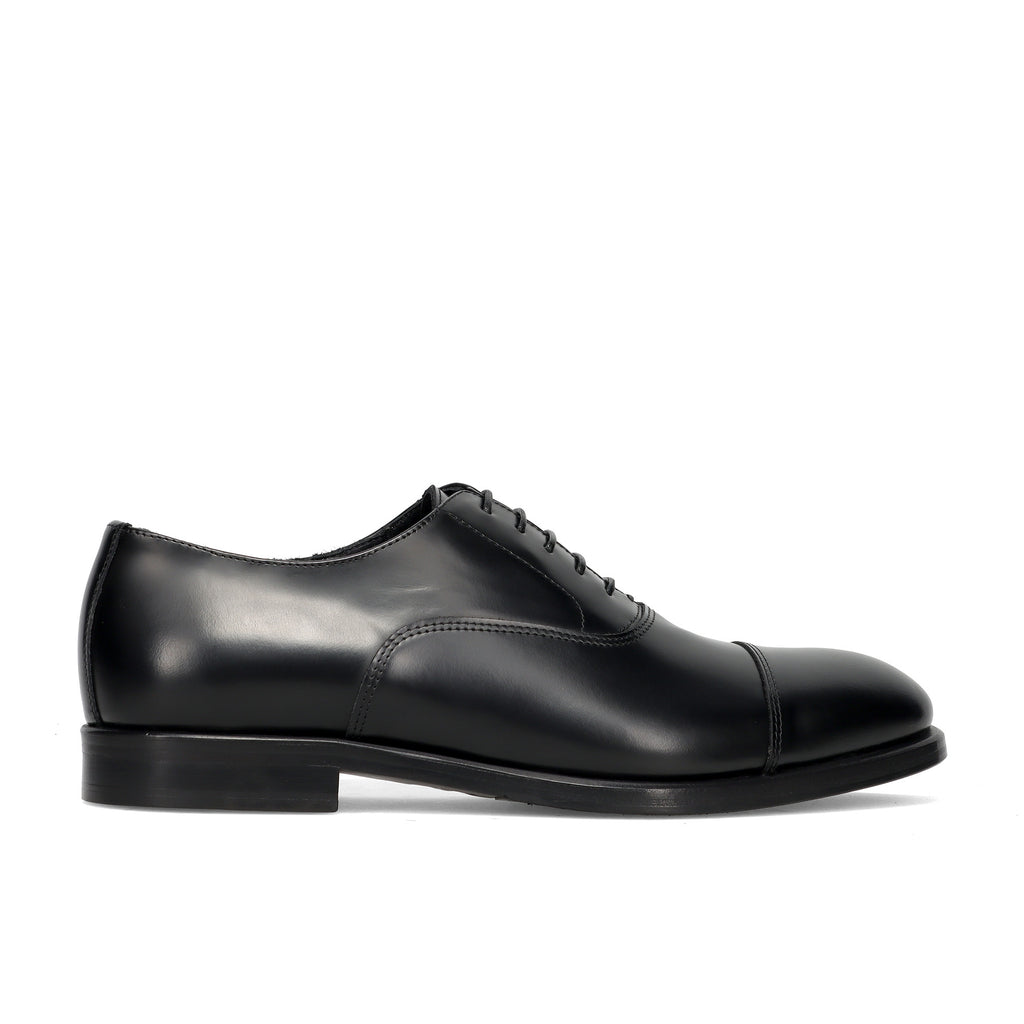 J. WILTON: Elegante scarpa stringata oxford da uomo in pelle nera con puntale