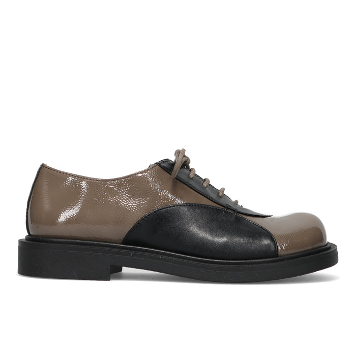 LE BOHEMIEN: Scarpa stringata da donna in naplack tortora e morbida pelle nera