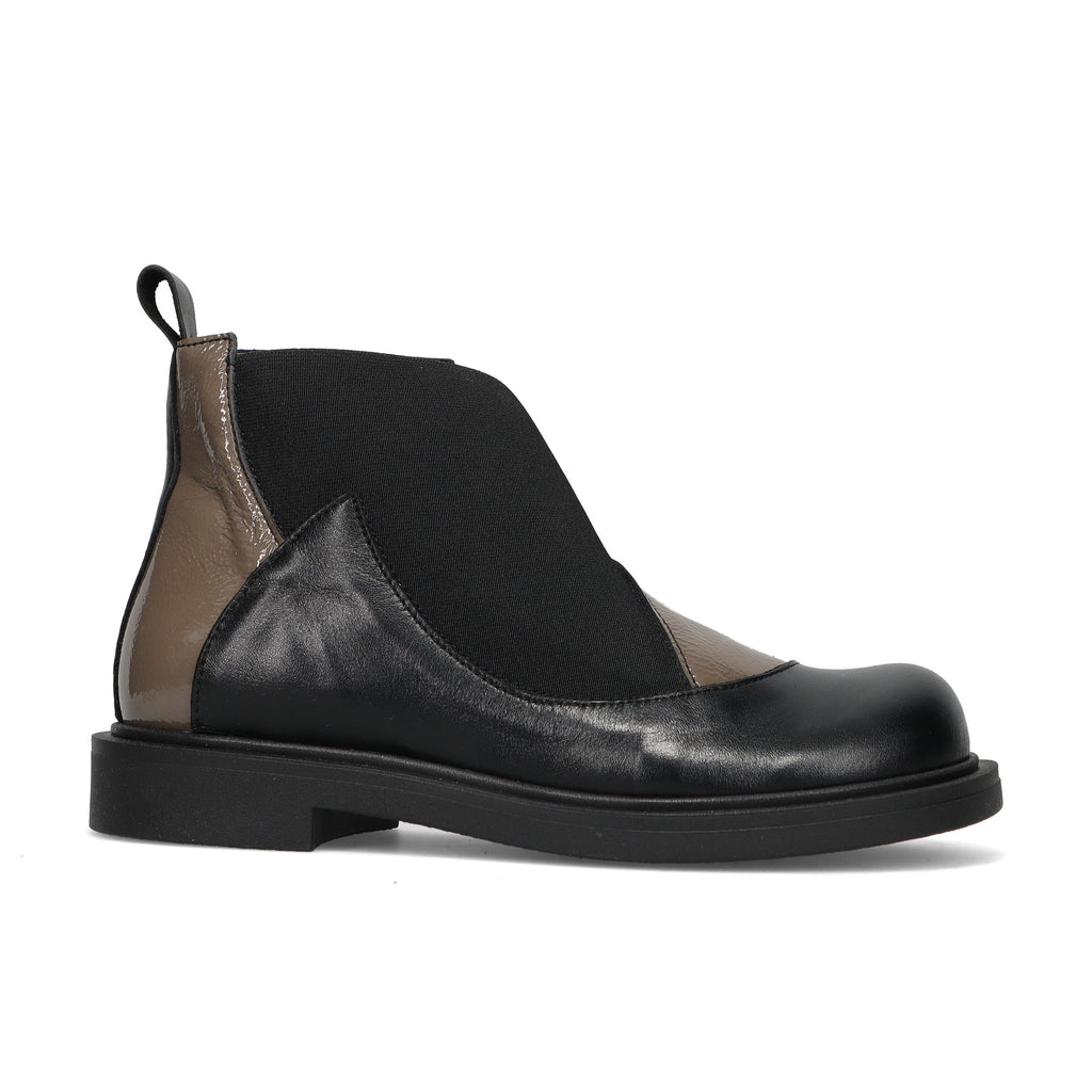 LE BOHEMIEN: Stivaletto da donna in morbida pelle nera e naplak taupe con elastico