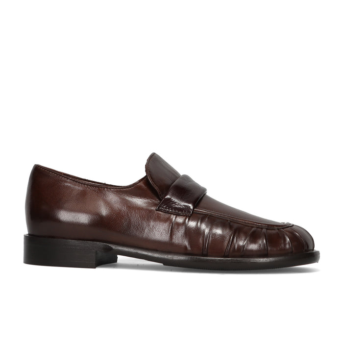 LORENZO MASIERO: Mocassino da donna in morbidissima nappa arricciata color marrone quercia