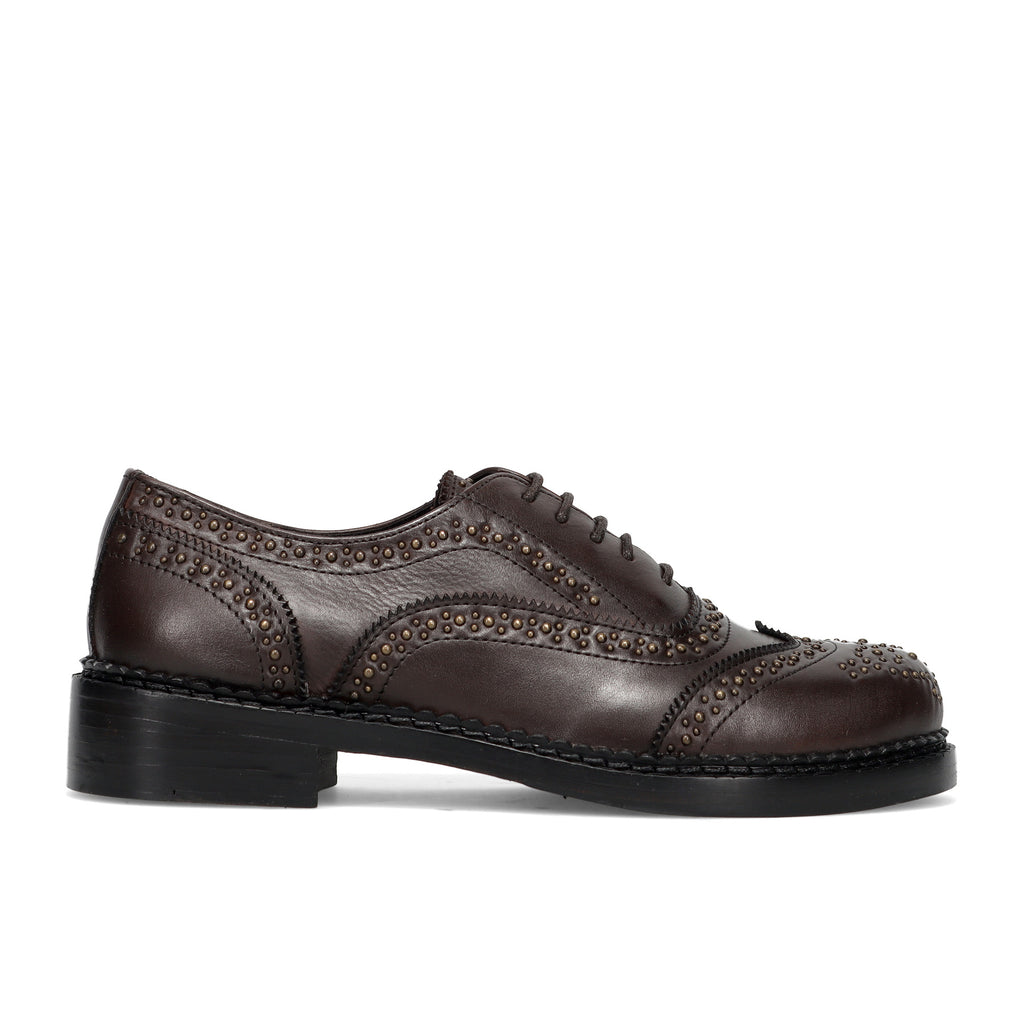 SANGIORGIO: Scarpa stringata da donna in pelle marrone con mico-borchie e coda di rondine