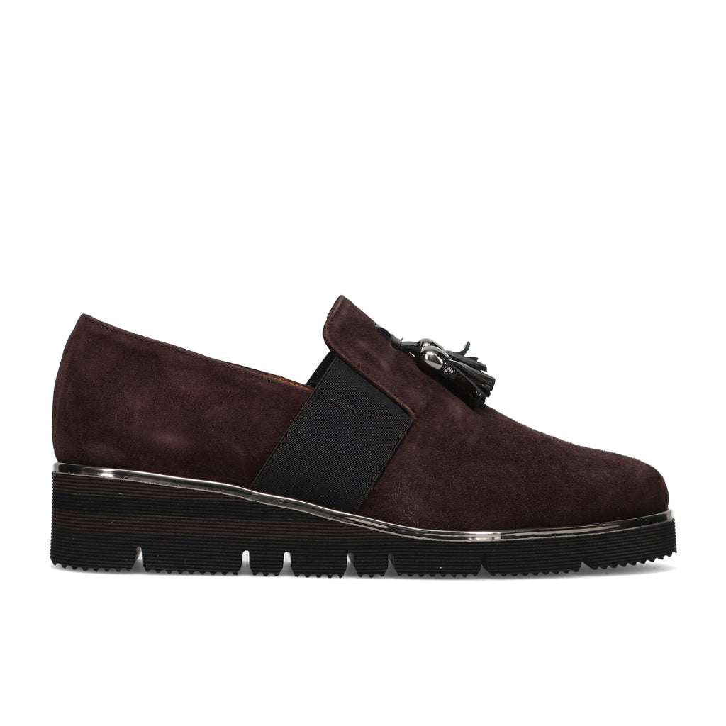 SANGIORGIO: Scarpa slip-on da donna in suede idrorepellente e vernice masrrone scuro con zeppa comoda e nappine