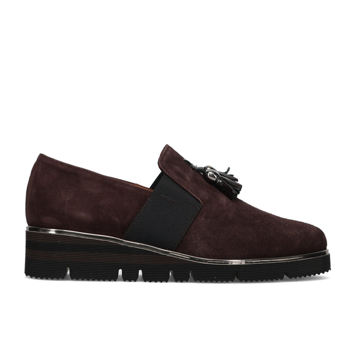 SANGIORGIO: Scarpa slip-on da donna in suede idrorepellente e vernice masrrone scuro con zeppa comoda e nappine