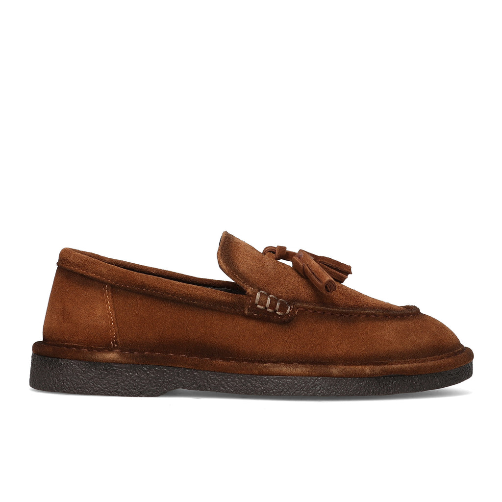 SANGIORGIO: Scarpa da donna in suede idrorepellente color cuoio con plantare estraibile e nappine