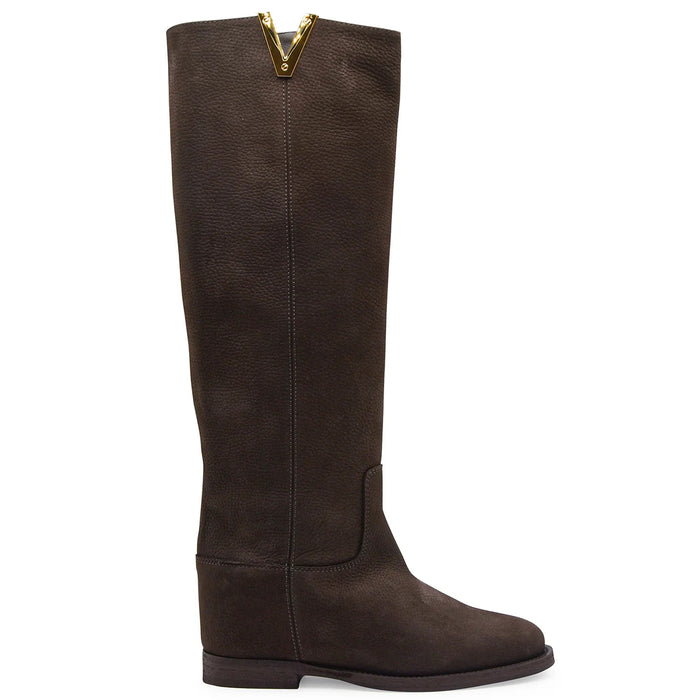 VIA ROMA 15: Stivale da donna in nabuk marrone con accessorio "V" oro e zeppa interna