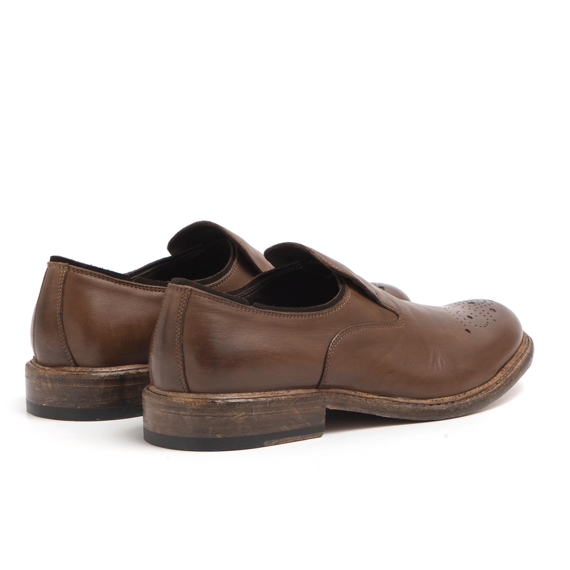 Slip on in pelle marrone con bucatura