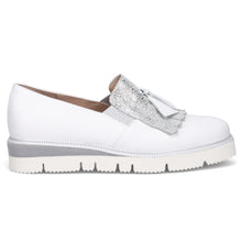 Scarpa comoda sangiorgio bianca e argento con frangia e nappine