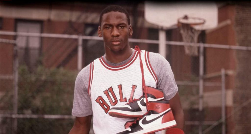 Un giovane Michael Jordan con le sue scarpe appena lanciate.